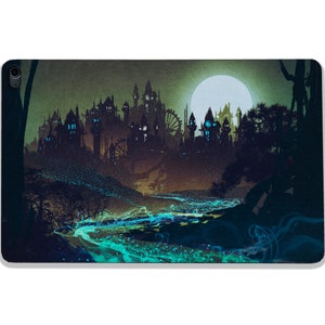 Puede incluir: Una ilustración digital de una ciudad oscura y misteriosa con una luna llena en el fondo. La ciudad está formada por edificios altos y estrechos con ventanas brillantes. Un río fluye a través de la ciudad, y el agua está iluminada por un brillo azul. La escena está ambientada en un bosque, y los árboles están silueteados contra la luna.
