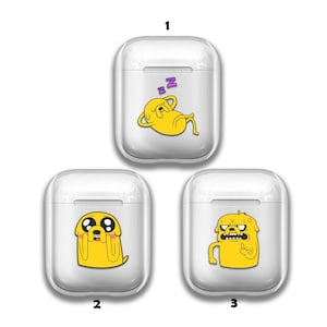 Puede incluir: Tres estuches blancos para Airpods con diferentes imágenes de dibujos animados de un perro amarillo. El primer estuche tiene al perro durmiendo, el segundo estuche tiene al perro con ojos grandes y el tercer estuche tiene al perro haciendo el dedo medio.