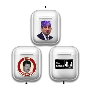 Puede incluir: Tres estuches blancos para AirPod con diseños diferentes. El primer estuche tiene una imagen de un hombre con un pañuelo morado en la cabeza. El segundo estuche tiene un círculo rojo con las palabras "Ron Approves" y una imagen de un hombre con bigote. El tercer estuche tiene un diseño en blanco y negro con las palabras "The Office" y una imagen de una silla y una persona sentada en un escritorio.