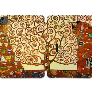 Puede incluir: Una pintura de un árbol de la vida con ramas en espiral y una pareja abrazándose en el fondo. El árbol está pintado en tonos marrones y dorados, mientras que la pareja está pintada en una paleta más vibrante de rojo, naranja y amarillo.