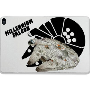 Puede incluir: Una nave espacial Millennium Falcon blanca y gris con el texto "MILLENNIUM FALCON" en negro sobre un fondo blanco. Una silueta negra del Millennium Falcon está en el fondo.