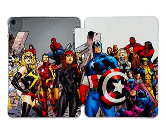 Puede incluir: Una funda para tableta con una ilustración de cómic de un grupo de superhéroes. La funda es transparente con una cubierta blanca. La obra de arte incluye al Capitán América, Iron Man y otros personajes en una escena de batalla.