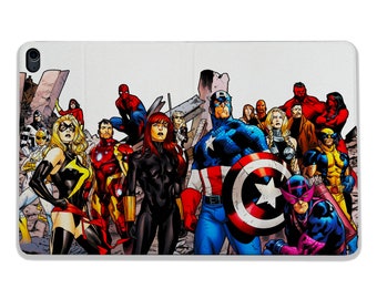 Puede incluir: Un grupo de superhéroes, incluyendo al Capitán América, Iron Man, Spider-Man, Viuda Negra y Ojo de Halcón, se encuentran juntos en una ilustración de estilo cómic. Los personajes están representados con sus trajes y poses icónicos, con un fondo de ciudad.