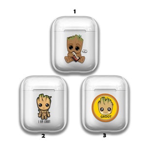 Könnte beinhalten: Drei weiße Airpod-Hüllen mit verschiedenen Designs, die den Charakter Groot aus Guardians of the Galaxy zeigen. Die erste Hülle zeigt ein Cartoon-Bild von Groot, der ein Kassettenband mit dem Text "Ich bin Groot" hält. Die zweite Hülle zeigt ein Cartoon-Bild von Groot mit dem Text "Ich bin Groot". Die dritte Hülle zeigt ein Cartoon-Bild von Groot in einem gelben Kreis mit dem Text "Ich bin Groot" und "Groot".