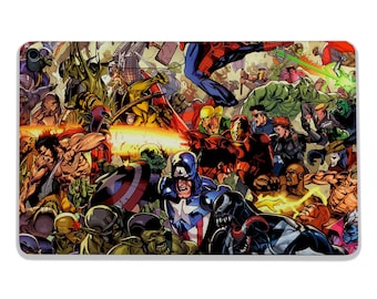 Puede incluir: Una ilustración colorida que presenta un grupo de superhéroes, incluyendo Spider-Man, Capitán América, Iron Man y Wolverine. La imagen está ambientada en el fondo de un horizonte de ciudad y presenta una variedad de poses de acción y ángulos dinámicos.