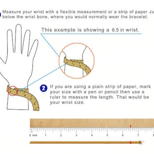 Puede incluir: Diagrama que muestra c&oacute;mo medir la mu&ntilde;eca para un brazalete. La imagen muestra una mano con una cinta m&eacute;trica envuelta alrededor de la mu&ntilde;eca. El texto dice que se debe medir justo debajo del hueso de la mu&ntilde;eca, donde normalmente se llevar&iacute;a un brazalete. El ejemplo muestra una mu&ntilde;eca de 6,5 pulgadas.