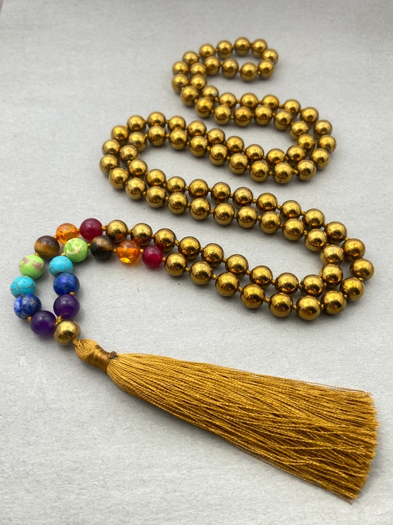 ゴールドヘマタイトチャクラ手結びマラ、108ビーズの祈りのネックレス 8mm 108個のマーラービーズ 7つのチャクラ 仏教 祈り タイガーアイ