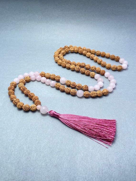 ローズクォーツとルドラクシャの手結びマラ、108ビーズの祈りの 