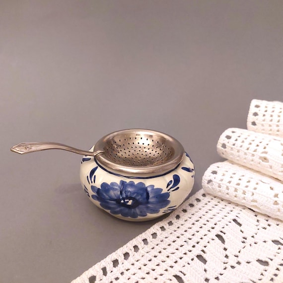 デルフト　ティーストレーナー　オランダ デルフトブルーの花柄ティーストレーナーと磁器製ホルダー、デルフト