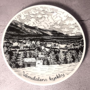 GUSTAVSBERG Plate, Design Jan Sandblom MINNESTALLRIK från HÄRJEDALEN Tallrik nr 5 1984; Dinnerware; Vintage Serving Plate; Dia 8.5&#39;&#39;(21.6cm)