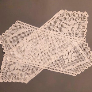 Set mit 2 schwedischen Vintage Hand gehäkelten weißen Tischläufern; Gehäkelte Mittelstücke aus Baumwolle; Spitzendeckchen; Gehäkelte Servietten; Geschenk für ihre Mutter