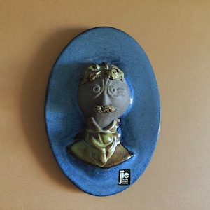 Placa de pared de cerámica Aimo Nietosvuori JIE, retrato de cerámica vintage sueca, 17,1 cm de alto x 11,7 cm de ancho.