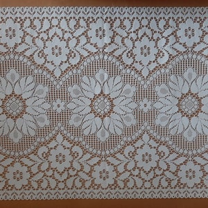 Französischer Weißer Tüll Vorhang Volant; Vintage Handgemachter Vorhang Volant Blumenmuster; oder Tüll Tischläufer H 57 cm x B 23 cm