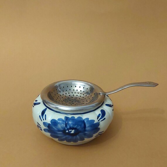 デルフト　ティーストレーナー　オランダ デルフトブルーの花柄ティーストレーナーと磁器製ホルダー、デルフト