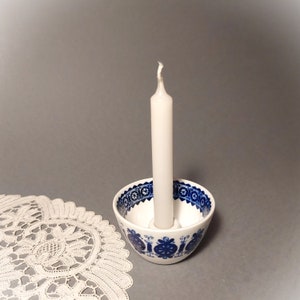 ARABIA Finland kleiner Porzellan Kerzenständer blau gemustert; Finnischer Vintage Kerzenhalter für eine kleine Kerze; Durchm. 6,3 cm x 3,8 cm