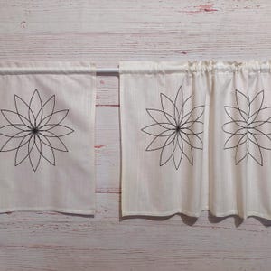 Cortinas de café vintage de algodón; hechas a mano, blancas, con estampado floral abstracto; con bolsillo para varilla; 2 paneles x 25,25'' de ancho x 16,25'' de alto