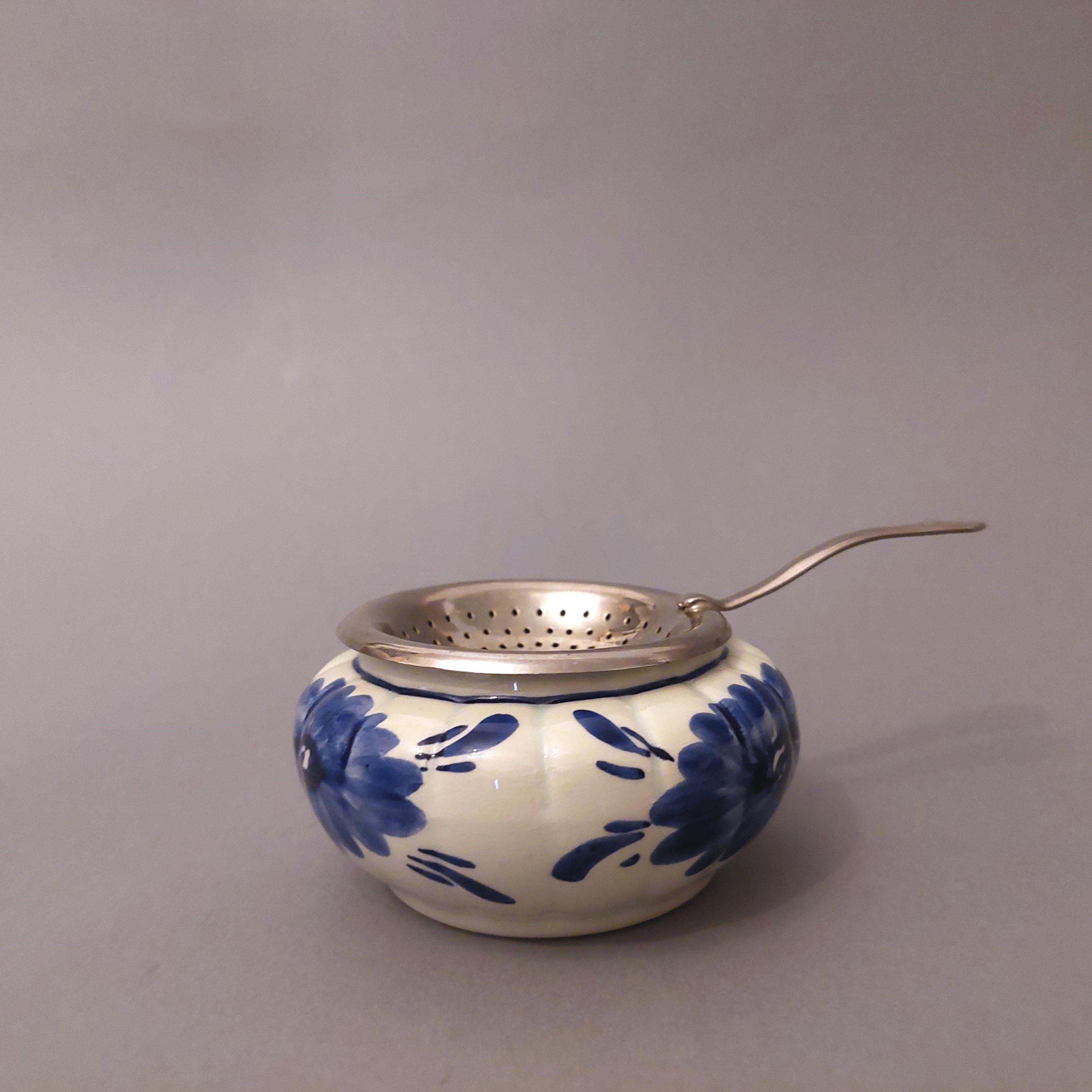 デルフト　ティーストレーナー　オランダ Delft Blue Tea Strainer, Hand-painted From the 1950s