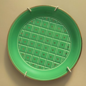 Gustavsberg Luxor green plate; Vintage Sweden green/gold ceramic wall hanging plate; Rare ceramic; Dia. 7 3/8 inch (18.7cm); Christmas plate