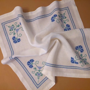 Tapete de algodón vintage bordado a punto de cruz; mantel cuadrado pequeño hecho a mano con estampado floral azul; centro de mesa bordado; 23,5&#39;&#39; x 24&#39;&#39;