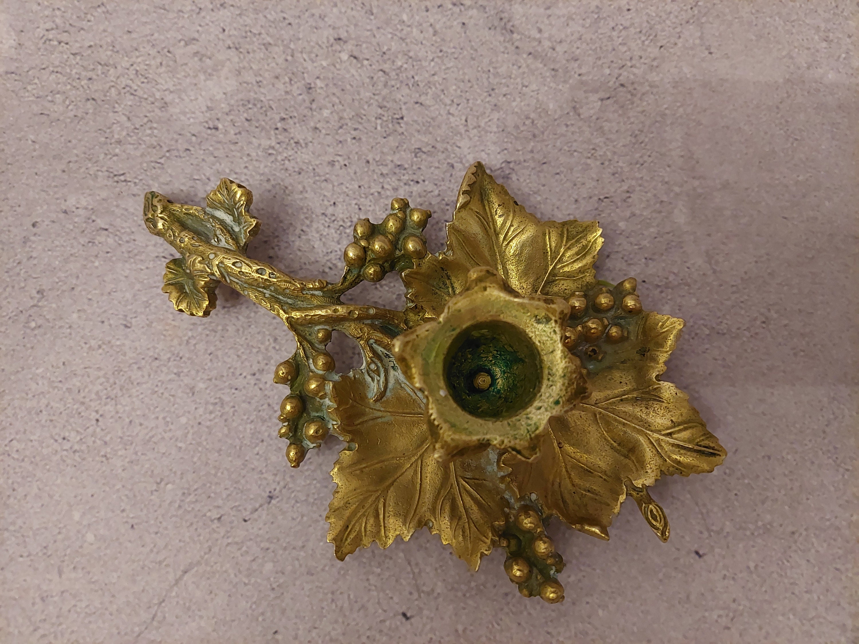 ANCIEN CENDRIER DE bistrot décor de feuille de vigne en laiton EUR 22