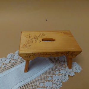 Vintage Blumentopf / Blumentopf aus Schweden; Kleiner Pflanzentisch; Puppenhaus Möbel; Hölzerner Puppenhocker oder Tisch; Volkskunst; B3 5/8'' x 6'' x H3 1/8''