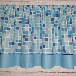 Cortina de algodão xadrez hipoalergênica; Cortina vintage sueca; Cortina azul/branca com decoração em tecido azul; Cortina com bolso para vara