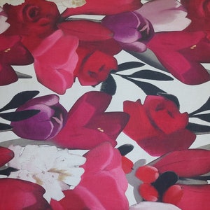 Può includere: Uno sfondo bianco con un motivo floreale con fiori rossi, rosa e viola. I fiori sono stilizzati e astratti, con un aspetto pittorico.