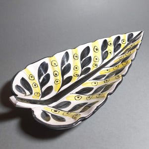 Swedish vintage Ceramic dish Olof Larsson style/Laholms hand painted leaf sharped dish; Decorative ceramic ribbed dish 5 7/8&#39;&#39; x 12.25&#39;&#39;