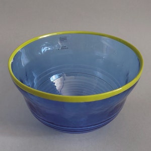 SEA Glasbruk Schweden Vintage Handgemachte Kobalt Blau Kristallglas Schüssel Verziert mit Kivi Farbe Hand Bemalten Rand; Glas Blau Tiefe Schale W6 7/8 &#39;&#39;