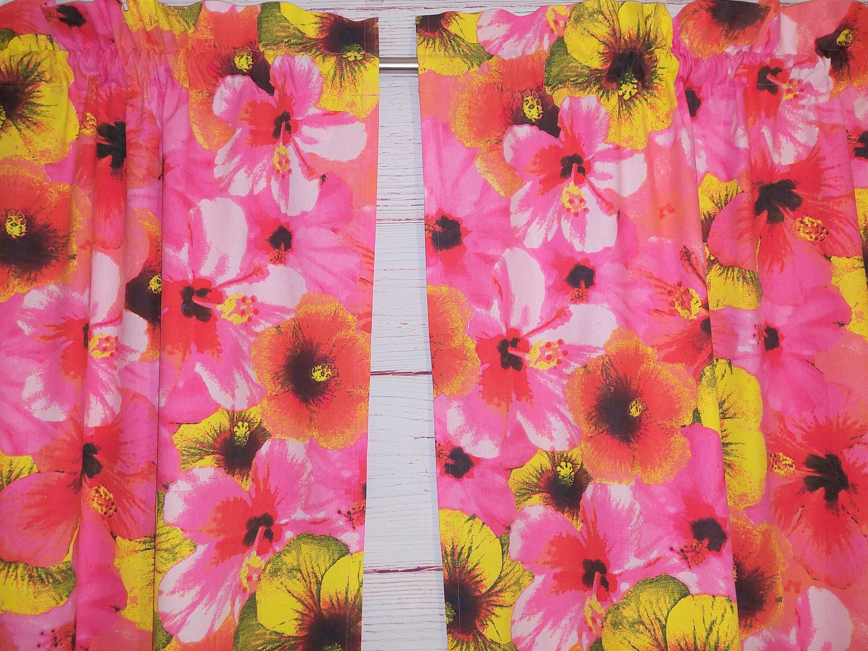 ヴィンテージフローラルカーテンパネル、ピンク＆イエローの