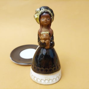 Figura de niña con campana de cerámica vintage y perrito en brazos; campana de cerámica coleccionable de estilo danés moderno; campana coleccionable; altura 5 3/8&#39;&#39;