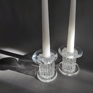 2 Kosta Boda Schweden Mundgeblasene Kerzenhalter &#39;&#39;Rurik&#39;&#39; Göran Wärff; Vintage Kristallglas Kerzenhalter; Höhe 13 cm x Durchmesser 8,8 cm