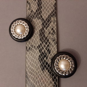 Orecchini a clip vintage anni &#39;90; orecchini rotondi; orecchini a clip; orecchini in plastica nera con decorazione a catena in metallo color argento; diametro 1 1/8&#39;&#39; (3 cm)