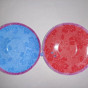 2 pires coloridos de cerâmica; pires de porcelana floral; pires de porcelana PPD; pratos de servir azuis e vermelhos; conjunto de 2 pires; L 16 cm