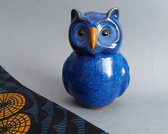 Figurina di gufo in ceramica blu fatta a mano; Gufo in ceramica vintage; Uccellino in ceramica smaltata blu; Regalo di figurine di gufi/uccelli da collezione; Dimensioni H 5'' x L 3,75''