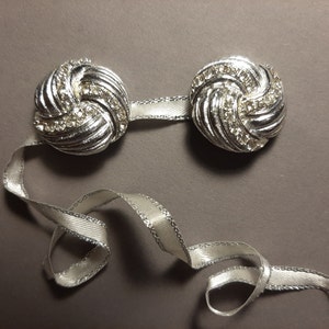 Orecchini a clip vintage; orecchini scintillanti; orecchini metallici color argento; orecchini a clip rotondi anni &#39;90 con strass; diametro 2,8 cm