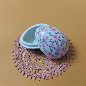 Vintage Porzellan geformte Trinket Box-Ei; Mehrfarbige Keramikbox mit Blumenmuster von Berif; Keramik Blumen Aufbewahrungsbox; 6,5cm x 8,25cm