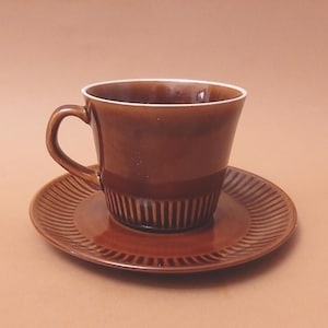 Keramiktasse und Unterteller von Pruskow; Braune Kaffee- / Teetasse & Untertasse mit Streifenmuster;  Polnische Vintage Keramik Tasse 220ml und Keramik Untertasse