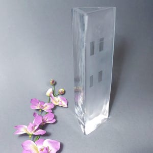 Jarrón triangular de cristal LINDSHAMMAR 'Manhattan', diseño de Jonas Torstensson, vintage, cristal transparente y opaco, modernista moderno, 6,35 cm x 20 cm.