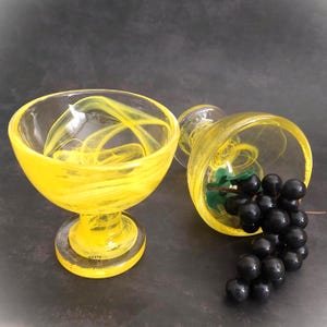 KOSTA BODA Ulrica Hydman-Vallien &#39;Mein&#39; Glass Ice-Cream Bowl Yellow Swirl Decor; Vintage Sweden Glass Dessert Bowl Footed W4 1/8&#39;&#39; x H4.25&#39;&#39;