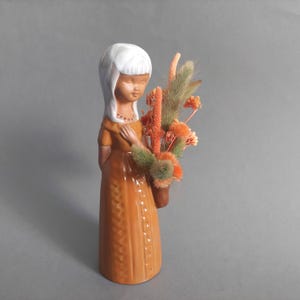 TERRA Keramik flower girl figurine with basket of flowers; Vintage Swedish 68s orange vase-girl; Pottery vase H 7&#39;&#39;(18cm) x W 2&#39;&#39;(5cm)