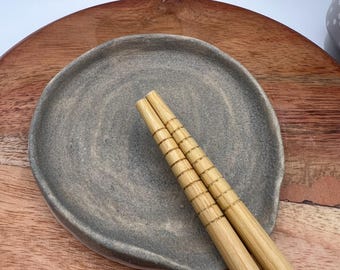 Handgemachte Salbeigrüne Keramik-Löffelablage - Textured Matte Utensilienhalter