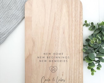 Personalisiertes Schneidebrett „New Home New Beginnings New Memories“ – Geschenk zum Einzug mit Namen – Holzbrett mit Gravur zum Richtfest