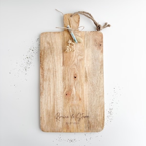 Personalisiertes Holzbrett aus Mangoholz mit Gravur von Namen & Hochzeitsdatum – Hochzeitsgeschenk, ca. 39,5 x 18,5 cm, Servierbrett mit Griff