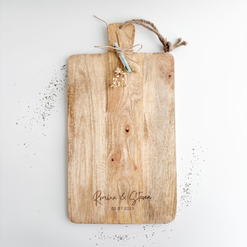Personalisiertes Holzbrett aus Mangoholz mit Gravur von Namen & Hochzeitsdatum – Hochzeitsgeschenk, ca. 39,5 x 18,5 cm, Servierbrett mit Griff