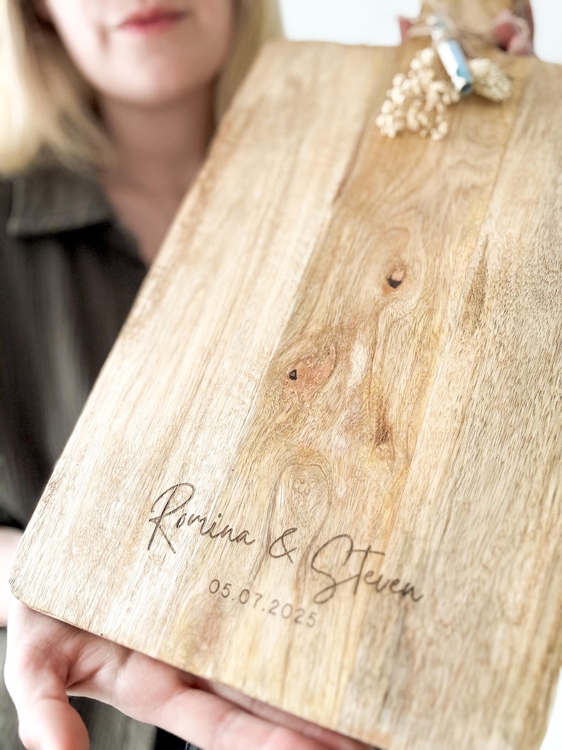 Personalisiertes Schneidebrett aus Mango-Holz mit Namen & Hochzeitsdatum – Geschenk zur Hochzeit, ca. 39,5 x 18,5 cm, Servierbrett mit Griff