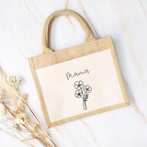 Geschenktasche „Mama“ – Jutetasche mit Blumen & Schriftzug | Nachhaltige Geschenkverpackung für Muttertag, Geburtstag u. besondere Anlässe
