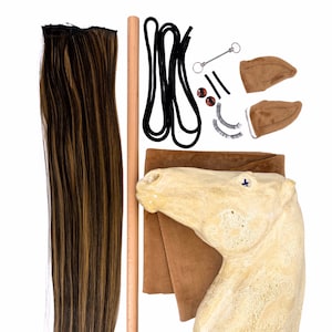 Könnte beinhalten: Ein Bastelset zum Herstellen eines Pferdekopfes. Das Set enthält einen weißen Pferdekopf, braunen Stoff, ein schwarzes Seil, braune Kunstfell-Ohren, einen Holzstab, braunes Haar und Bastelzubehör.
