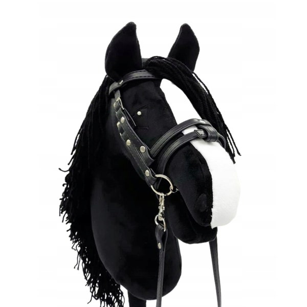 Stokpaardje, zwart stokpaardje, stokpaardje met hoofdstel, steckenpferd, paard op stok, stokpaardje, zwart paard, realistisch stokpaardje
