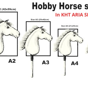 Pu&ograve; includere: Quattro teste di cavallo giocattolo di diverse dimensioni, etichettate A2, A3, A4 e A5. Le dimensioni sono indicate in pollici e centimetri. Il testo "Hobby Horse size: In KHT ARIA SHOP" &egrave; nella parte superiore dell'immagine.